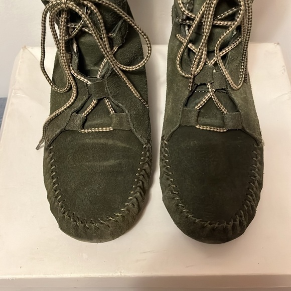 EUC Minnetonka size 8.5 Suede Fayetteville Folded Collar Boot with box - Picture 2 of 7